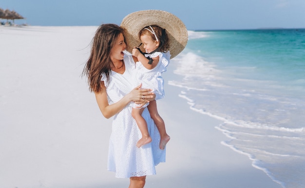 Jeune Maman Avec Sa Petite Fille à La Plage Au Bord De L