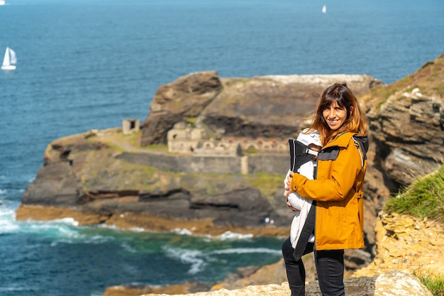 Une Jeune Mere Avec Son Bebe Sur Le Fort Des Capucins Un Ilot Rocheux Au Sommet D Une Falaise Dans La Ville De Roscanvel Sur La Presqu Ile De Crozon En France Photo