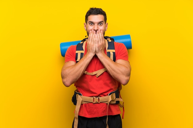 Jeune randonneur avec une expression du visage surprise Photo Premium