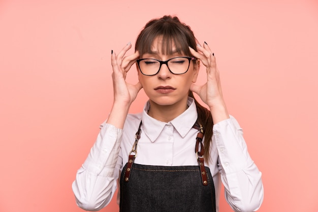 Jeune serveuse rose malheureuse et frustrée par quelque chose. expression faciale négative Photo Premium