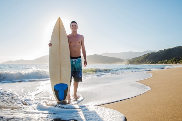 Jeune Surfeur  Sur La Plage  Photo  Gratuite