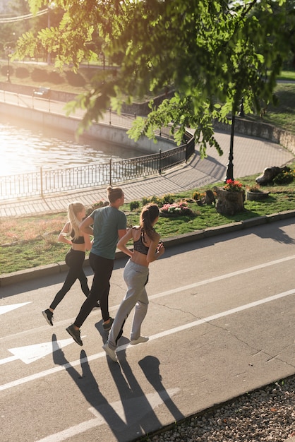 Jeunes amis en cours d'exécution dans le parc Photo gratuit