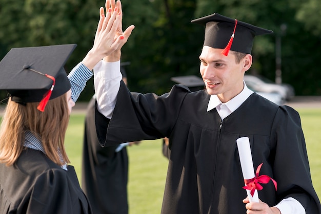 Jeunes étudiants fêtant leurs diplômes Photo gratuit