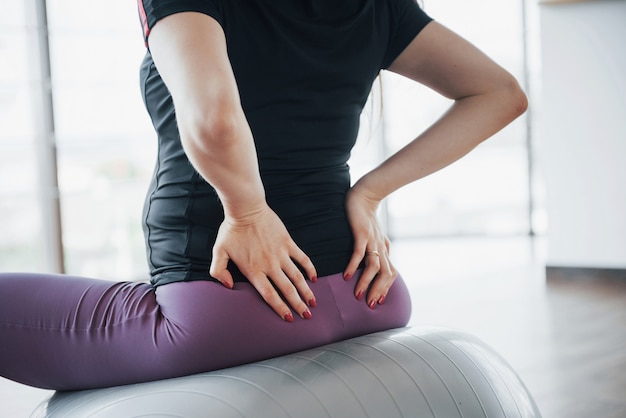 Jeunes Femmes Enceintes, Assis Sur Le Ballon Pour Des Exercices Dans La