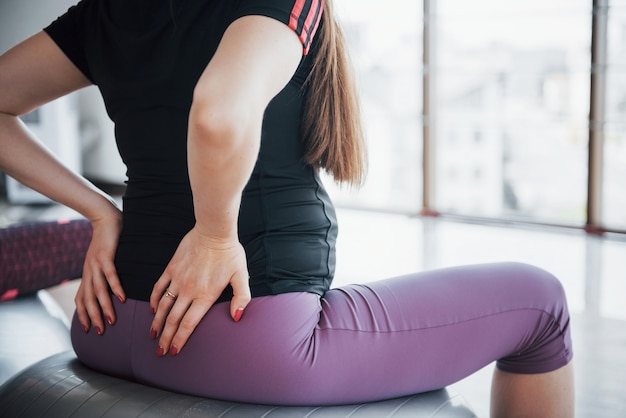 Jeunes Femmes Enceintes, Assis Sur Le Ballon Pour Des Exercices Dans La