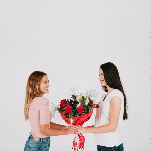 Jeunes femmes lesbiennes avec des fleurs Photo gratuit