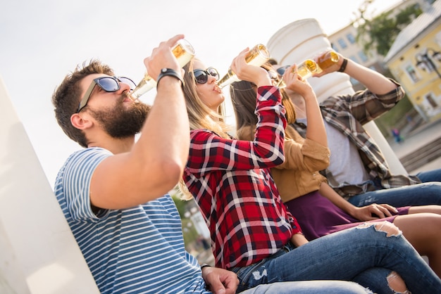 Jeunes heureux marchant en plein air Photo Premium
