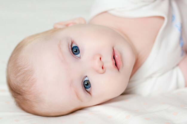 Joli Beau Bebe Avec De Grands Yeux Se Trouve Sur Le Lit Photo Premium