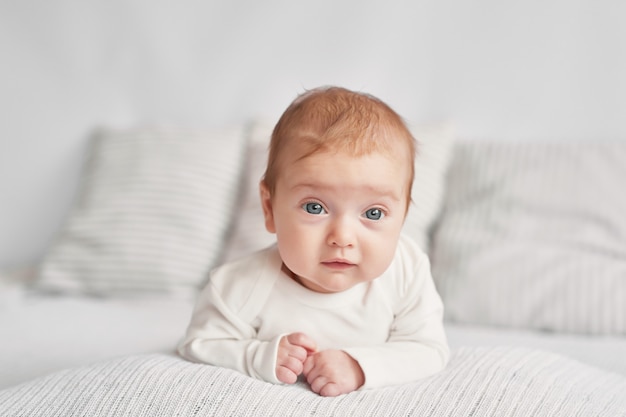 Joli Bebe 3 Mois Sur Une Lumiere Photo Premium