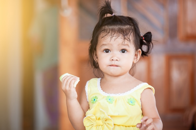 Joli Bebe Enfant Asiatique Fille Mangeant De La Mangue Photo Premium