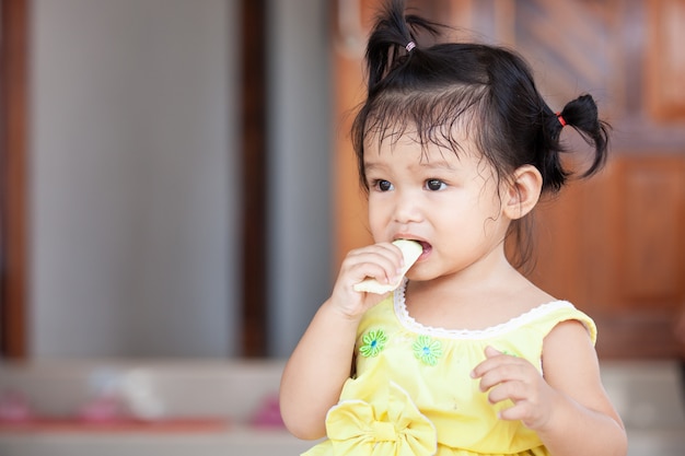 Joli Bebe Enfant Asiatique Fille Mangeant De La Mangue Photo Premium