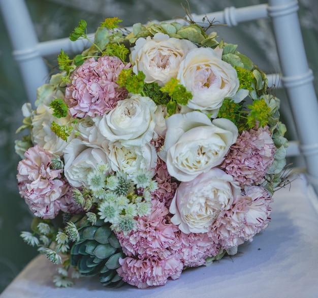 Joli Bouquet De Mariée De Fleurs Blanches Et Roses Debout