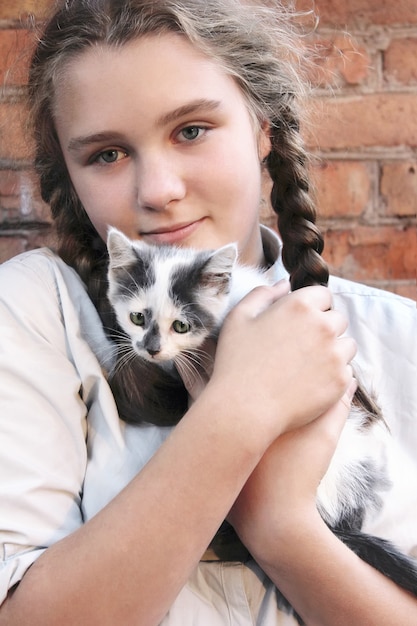 Jolie Adolescente Tient Un Petit Chaton Triste Dans Ses Bras A L Exterieur Probleme Social A L Aide Des Animaux Sans Abri Photo Premium