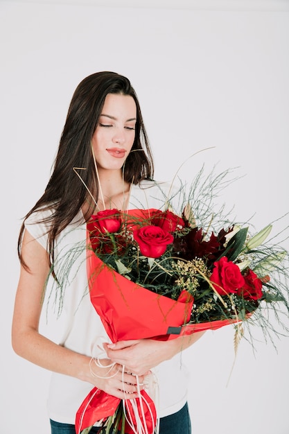 Jolie Femme Avec Bouquet De Fleurs Photo Gratuite