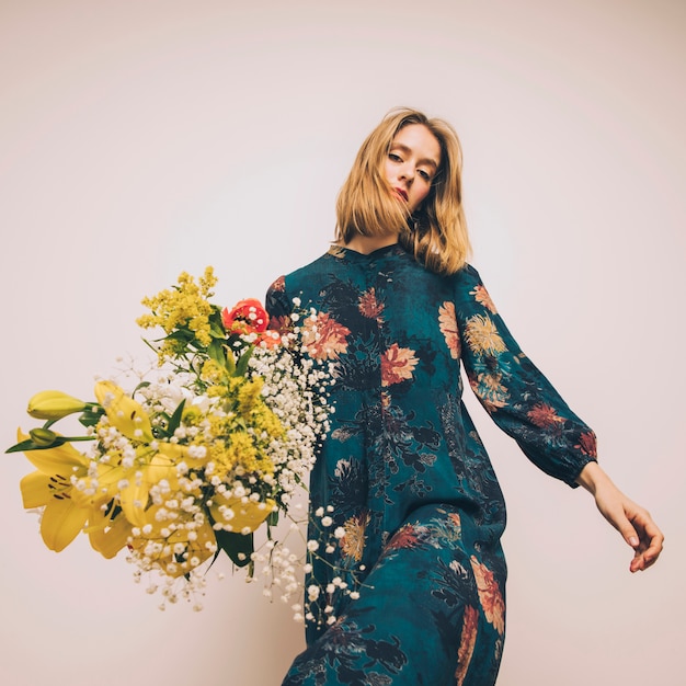 Jolie Femme Confiante En Robe Avec Bouquet De Fleurs