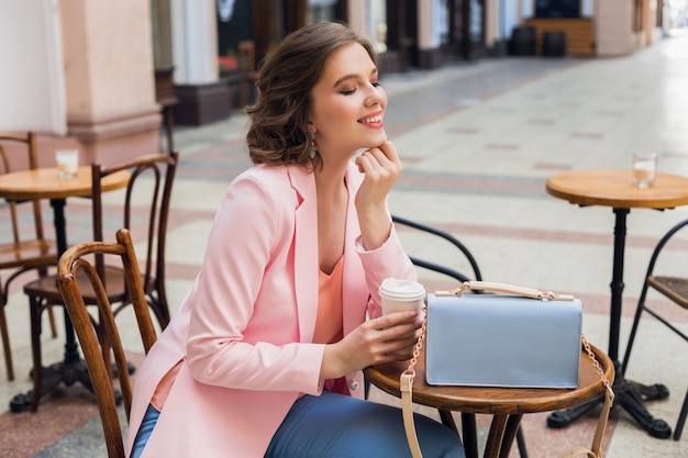 Jolie Femme Dhumeur Romatique Souriant Dans Le Bonheur Assis Table