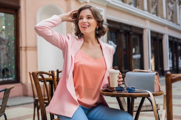 Jolie Femme Dhumeur Romatique Souriant Dans Le Bonheur Assis Tabl