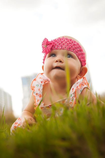 Jolie Fille Blonde Aux Yeux Bleus Heureuse De 6 A 7 Mois Rampant Sur L Herbe