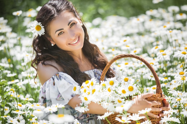 Jolie Jeune Femme Dans Le Champ De Camomille. Belle Fille Avec Des Fleurs |  Photo Premium