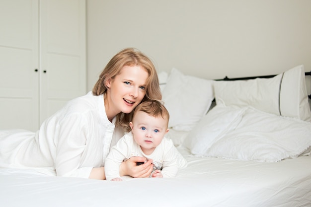 Jolie Jeune Maman Avec Son Petit Fils Au Lit Matin Souriant Dr Le Chambre Blanche Photo Premium