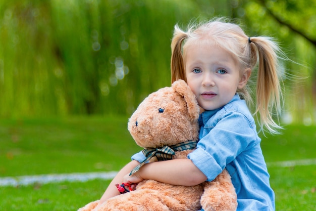 Jolie Petite Fille De 3 Ans Tenant Un Ours En Peluche à L ...