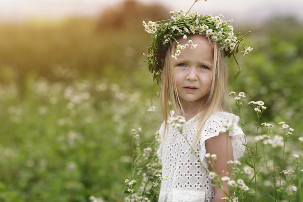 Jolie Petite Fille Avec Une Couronne De Fleurs Sur Le Pre A La Ferme Photo Premium