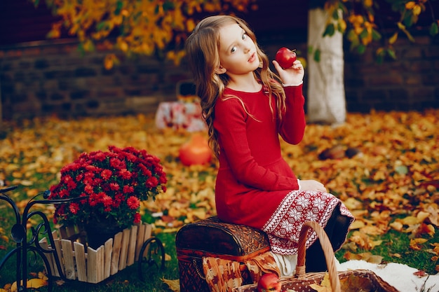 Jolie petite fille dans un parc en automne Photo gratuit