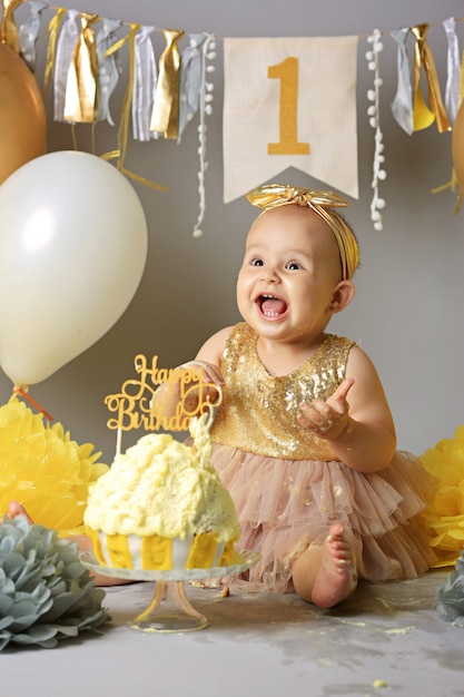 Jolie Petite Fille Avec Un Gateau D Anniversaire Bebe Mignon Sur Sa Fete D Anniversaire Cake Smash Photo Premium