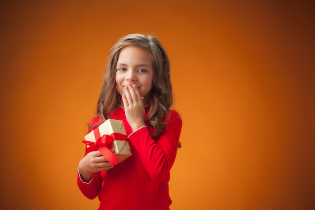 La Jolie Petite Fille Joyeuse  Sur Fond Orange Photo Gratuite