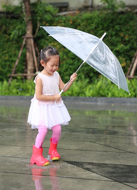 Jolie Petite Fille Avec Un Parapluie Sous La Pluie Photo Premium