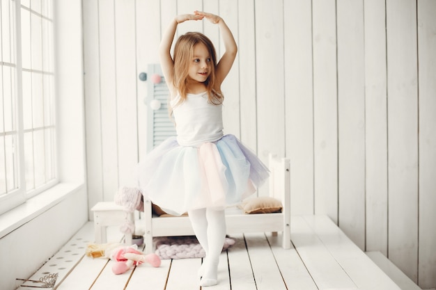 Jolie Petite Fille Qui Danse à La Maison Photo Gratuite
