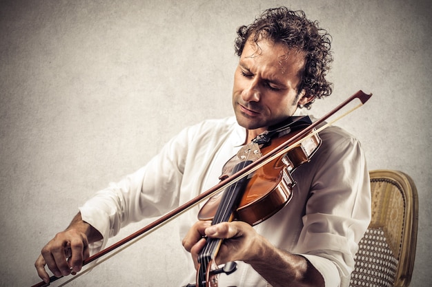 Jouer au violon Photo Premium