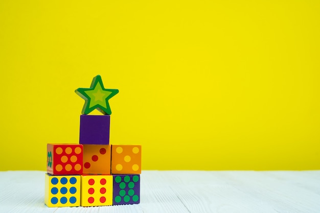Jouet de puzzle carré sur table avec jaune Photo Premium