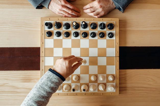 joueurs d echecs masculins a bord mouvement de blanc vue dessus deux commencent le tournoi intellectuel l interieur echiquier sur table en bois photo premium coloriage budda