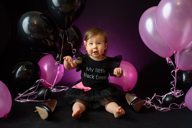 Jour De Fete D Anniversaire De Bebe Fille De Premiere Annee Ballons Et Vacances A L Interieur Anniversaire De L Enfant Petite Jolie Fille Dans Sa Premiere Robe Noire Photo Premium