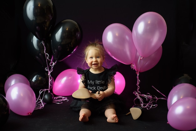 Jour De Fete D Anniversaire De Bebe Fille De Premiere Annee Ballons Et Vacances A L Interieur Anniversaire De L Enfant Petite Jolie Fille Dans Sa Premiere Robe Noire Photo Premium