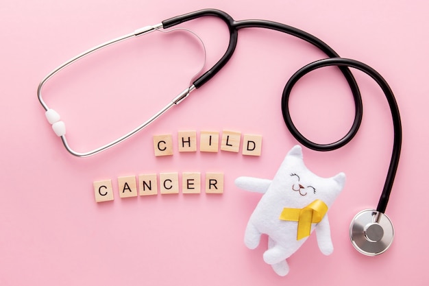 Journee Mondiale Du Cancer Infantile Chat Blanc Avec Ruban Jaune Stethoscope Et Message De La Journee Du Cancer Photo Premium