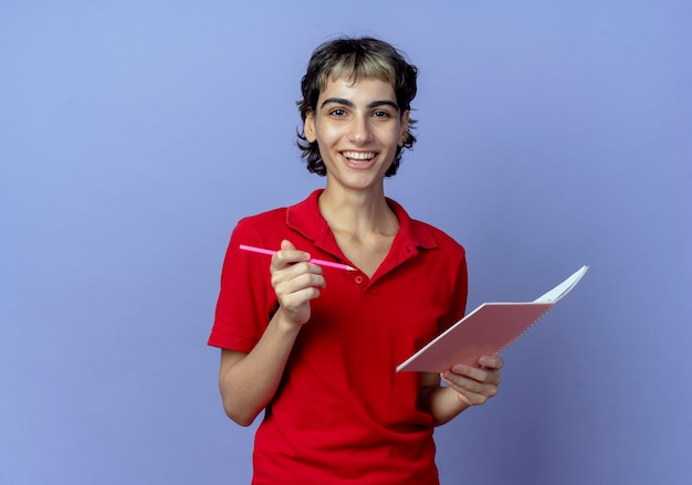 Joyeuse Jeune Fille De Race Blanche Avec Coupe De Cheveux De Lutin