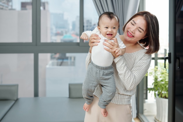 Joyeuse Jolie Femme Vietnamienne Portant Son Petit Bebe En T Shirt En Coton Et Pantalon En Flanelle Photo Premium