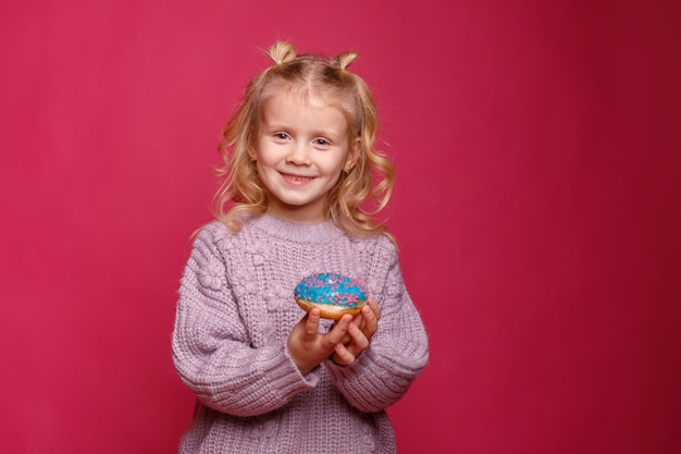  Joyeuse  Petite  Fille  Avec Un Beignet L enfant S adonne  