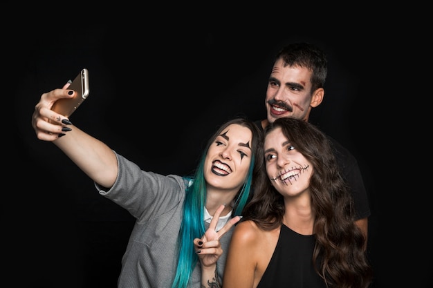 Joyeux amis prenant selfie Photo gratuit
