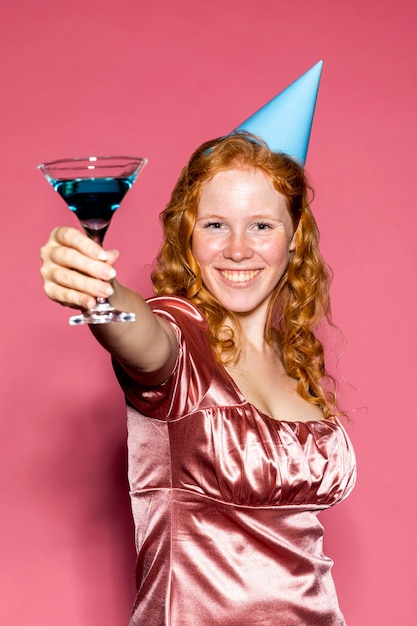 Joyeux Anniversaire Fille Applaudissant Avec Un Cocktail Photo Gratuite