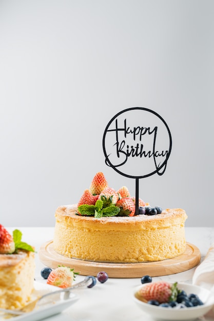 Joyeux Anniversaire Gateau Aux Fruits Frais Avec Fraise Concept Alimentaire Gateau Au Fromage Japonais Avec Fraise Et Myrtille Photo Premium