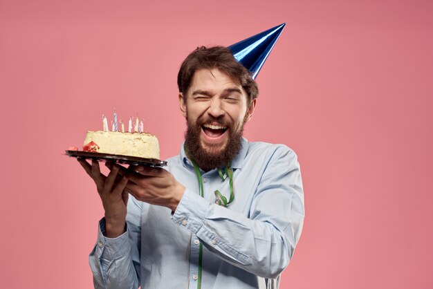 Joyeux Anniversaire Jeune Homme Avec Un Gateau De Fete Avec Des Tranches Celebre Un Anniversaire Dans Un Bonnet Photo Premium