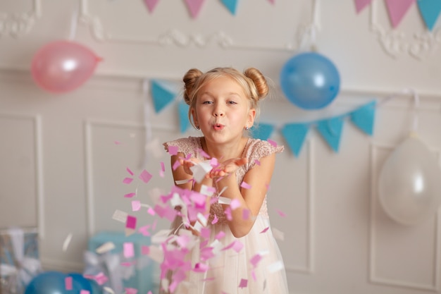 Joyeux Anniversaire Portrait D Une Jolie Blonde Mignonne De 7 A 8 Ans Dans Un Decor Festif Avec Des Confettis Et Des Cadeaux Photo Premium