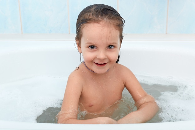 Joyeux Bebe Heureux Enfant Prenant Un Bain Petit Enfant Dans La Baignoire Relaxant Dans L Eau Chaude Photo Premium