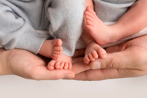 Les Jumeaux Sont Des Bebes Une Photo En Gros Plan Des Jambes De Jumeaux Nouveau Nes