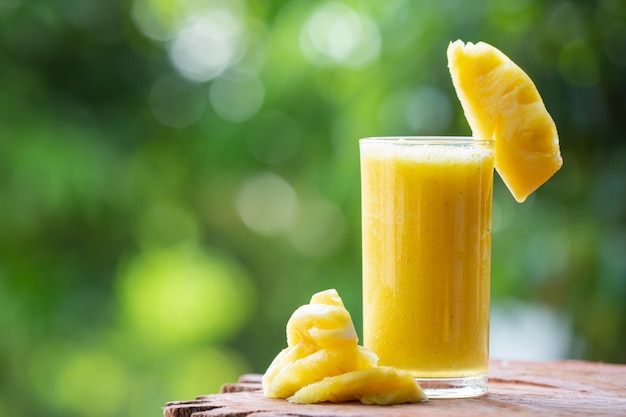 Jus D'ananas Avec Des Morceaux D'ananas Cru | Photo Gratuite