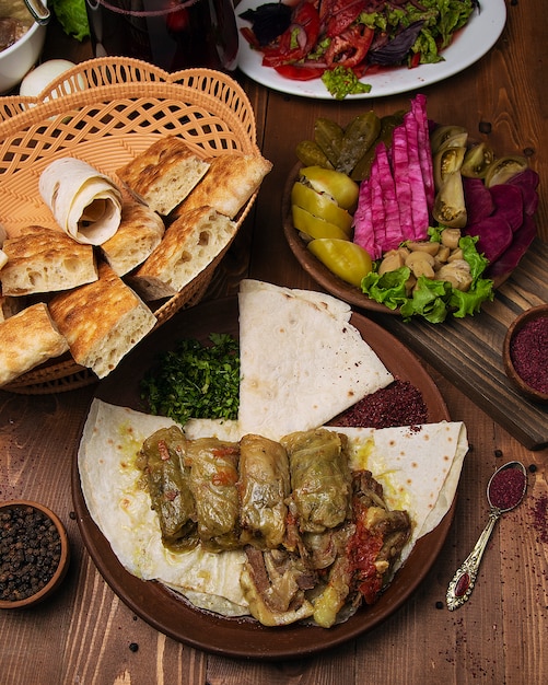 Kelem dolmasi, feuilles de chou farcies de viande et de riz, avec ragoût de boeuf aux légumes au lavash. Photo gratuit