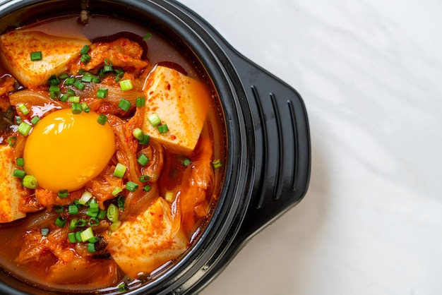 Kimchi Jjigae Ou Soupe De Kimchi Avec Tofu Et œuf Ou Ragoût De Kimchi